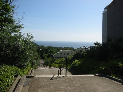 階段と海