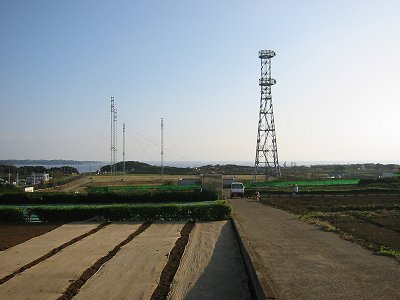 畑とレーダー施設